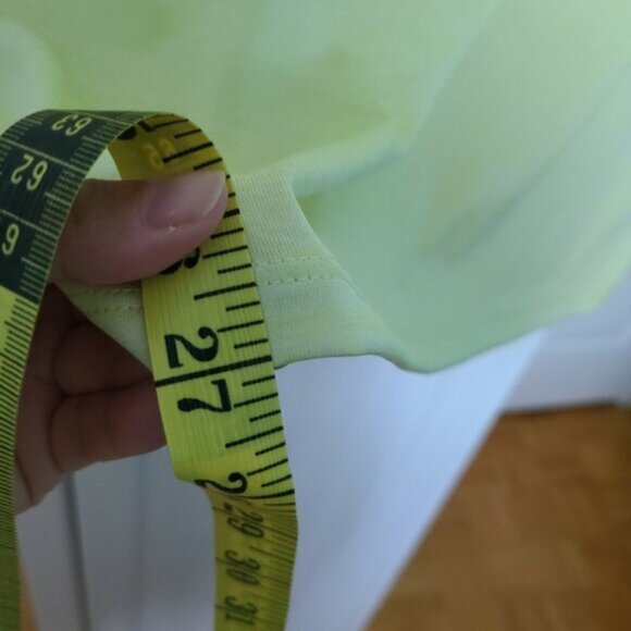 Womens Under Armour Yellow Short Sleeve Athletic V Neck T-Shirt Loose Fit Large - Picture 9 of 10